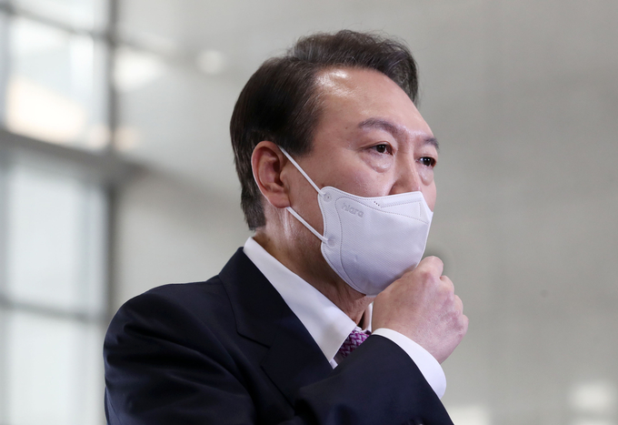 윤석열 대통령이 10일 오전 서울 용산 대통령실 청사로 출근, 기자들과 질의응답을 하고 있다. (사진=대통령실통신사진기자단/연합뉴스)