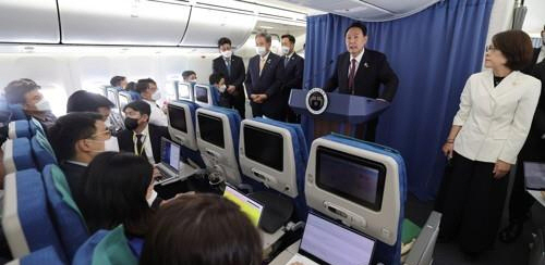 2022년 6월 30일(현지시간) 윤석열 대통령이 북대서양조약기구(NATO·나토) 정상회의 참석을 마친 뒤 귀국길에 공군 1호기에서 기자간담회를 하고 있다. (사진=연합뉴스 제공/자료사진)