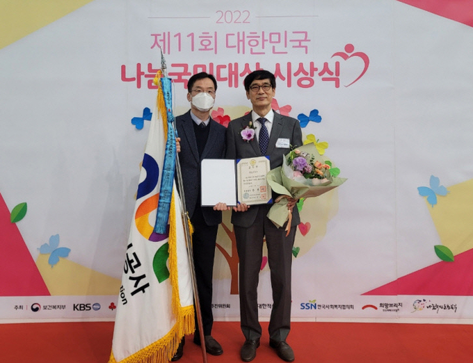 이명호 안양도시공사 사장(오른쪽)이 국무총리 표창을 수상한 뒤 기념사진을 찍고 있다.(사진=안양도시공사 제공)