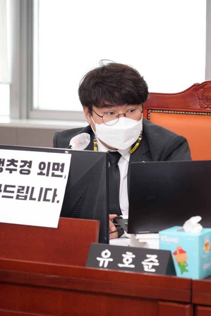 유호준 위원(민주‧남양주6)이 10일 도 축산산림국 행정사무감사에서 질의하고 있다. (사진=경기도의회 제공)