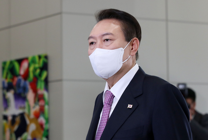 윤석열 대통령이 10일 오전 서울 용산 대통령실 청사로 출근, 기자들과 질의응답을 하고 있다. (사진=연합뉴스/대통령실통신사진기자단)