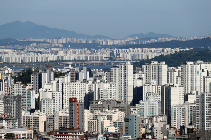 하루 전 비가 내렸다 갠 16일 서울 남산에서 바라본 하늘이 맑아 용산과 목동, 김포한강신도시(앞쪽부터) 등 서쪽 지역이 선명하게 보인다. (사진=연합뉴스)