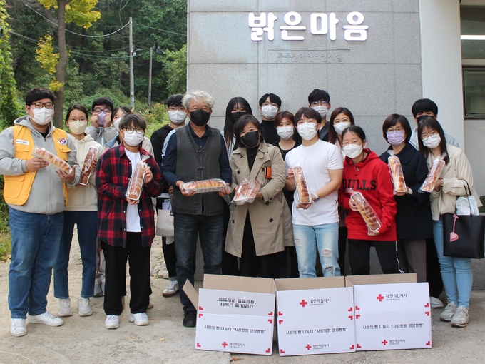 인천재능대 사회복지과 총동문회와 재학생들이 제빵봉사를 통해 만든 빵을 사회복지기관에 전달하고 있다. ( 사진 = 인천재능대 사회복지과 총동문회 제공 )