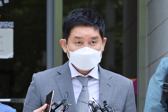 라임자산운용(라임) 사태의 핵심 인물인 김봉현 전 스타모빌리티회장이 20일 오후 서울 양천구 남부지법에서 열린 사기·유사수신행위법 위반 관련 구속 전 피의자심문(영장실질심사)를 마친 뒤 법정을 나서고 있다. 김 전 회장은 2017∼2018년 광주 등에서 비상장주식을 판매하겠다고 속여 투자자 350여 명으로부터 약 90억원을 가로챈 혐의 등을 받는다. (사진=연합뉴스)