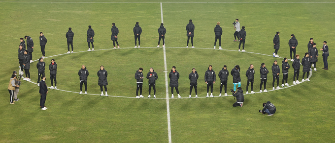  2022 카타르 월드컵을 앞두고 마지막 평가전을 치른 축구 국가대표팀의 파울루 벤투 감독이 11일 오후 경기도 화성종합경기타운 주경기장에서 열린 아이슬란드와의 평가전을 마치고 팬들에게 인사하고 있다. (사진=연합뉴스)