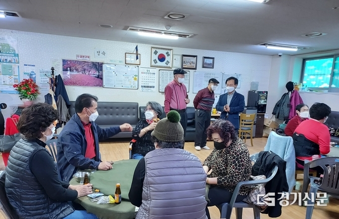 구리시 수택1동 행정복지센터는 지난 9일부터 사흘동안 관내 11곳의 경로당을 방문해 난방·전기 안전 점검을 실시하고 어르신들의 불편 사항을 청취했다. (사진=구리시 제공)