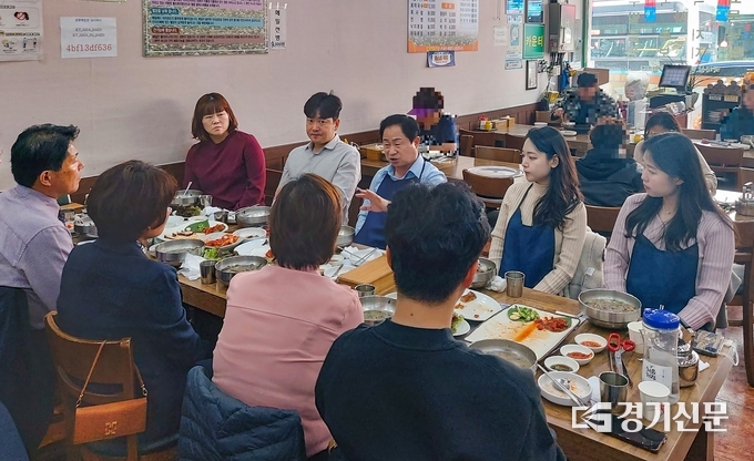 주광덕 남양주시장이 행정혁신 협화와 역동적인 공직 풍토 조성을 위해 직원들과 격의없는 '진심 소통'을 벌이고 있다. 주 시장은 앞으로 15회에 걸쳐 직원과의 소통을 이어나갈 계획이다. 사진은 11일 처음 가진 직원과의 소통 모습. (사진=남양주시 제공)