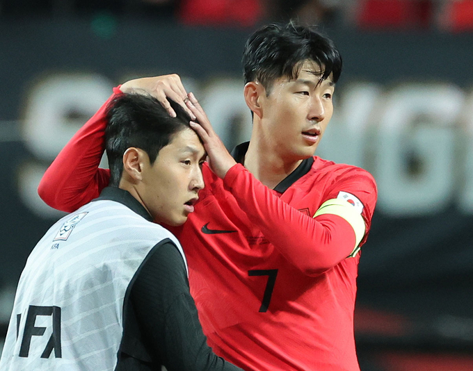 지난 9월 카메룬과 평가전 때 손흥민(오른쪽)과 이강인 (사진=연합뉴스/자료사진)