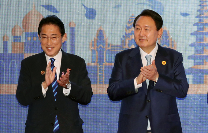 윤석열 대통령이 12일(현지시간) 오전 캄보디아 프놈펜 한 호텔에서 열린 아세안(ASEAN·동남아국가연합)+3(한중일) 정상회의에 참석, 기시다 후미오 일본 총리와 기념촬영을 하고 있다. (사진=연합뉴스)