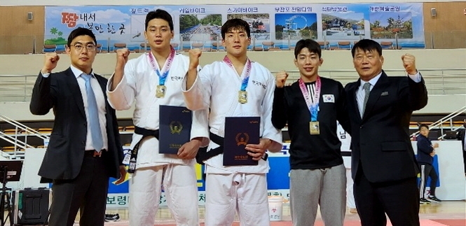 한국마사회가 충남 보령종합체육관에서 열린 '2022 회장기 전국유도대회'에서 금메달 3개를 획득한 후 기념촬영을 하고 있다.(사진=한국마시회 제공)