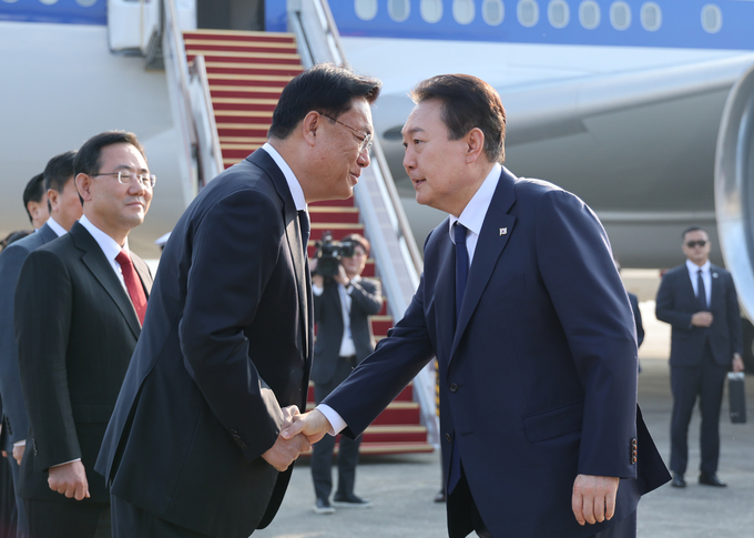 윤석열 대통령이 지난 11일 오전 아세안(ASEAN·동남아국가연합) 관련 정상회의 및 주요20개국(G20) 정상회의 등 다자회의 참석을 위해 성남 서울공항에 도착, 공군 1호기로 향하며 국민의힘 정진석 비상대책위원장, 주호영 원내대표 등 환송 인사들과 악수하고 있다. (사진=연합뉴스)