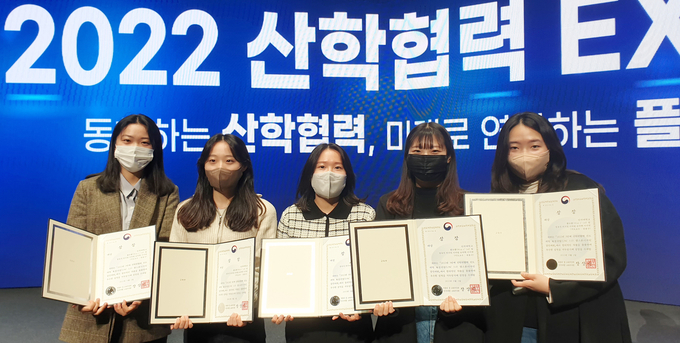 지난 11일 경기도 수원컨벤션센터에서 열린 '2022 캡스톤디자인 경진대회'에서 인하대 랩오랩팀이 대상을 수상한 뒤 기념 촬영을 하고 있다. ( 사진 = 인하대 제공 )