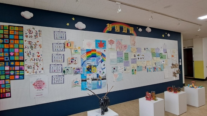  파주적암초등학교 학생들의 작품으로 꾸며진 예술공감터 ‘창의서랍’. (사진=파주적암초등학교)