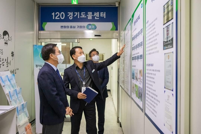 지난 11일 오전 김동연 경기도지사가 경기도청 팔달청사에 위치한 120경기도콜센터를 찾아 근무직원들을 격려하고 있다. (사진=경기도 제공)