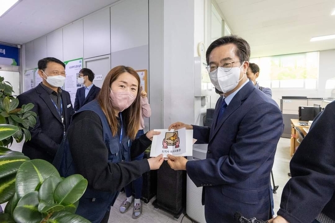 지난 11일 오전 김동연 경기도지사가 경기도청 팔달청사에 위치한 120경기도콜센터를 찾아 근무직원들을 격려하고 있다. (사진=경기도 제공)