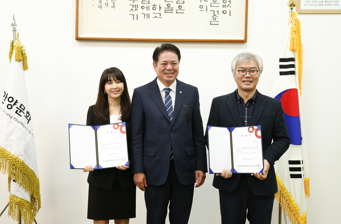 안양문화예술재단 이사장인 최대호 안양시장(가운데)이 안양대 권재현(오른쪽), 박남예 교수에게 임명장을 수여하고 기념사진을 찍고 있다.(사진=안양문화예술재단 제공)