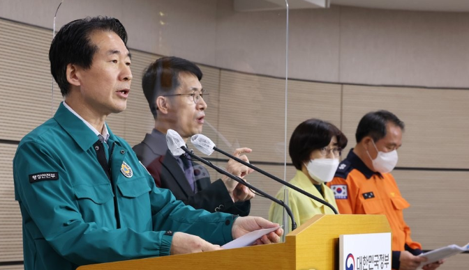 김성호 행정안전부 재난안전관리본부장이 지난 10일 오전 세종시 정부세종청사에서 10·29 참사 관련 중대본 회의 주요 논의사항 등을 브리핑하고 있다. (사진=연합뉴스 제공)
