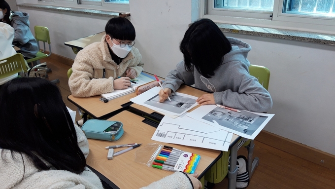  예술 모꼬지터 조성을 위해 함께 의논하고 있는 성남중 학생들. (사진=성남중학교 제공)