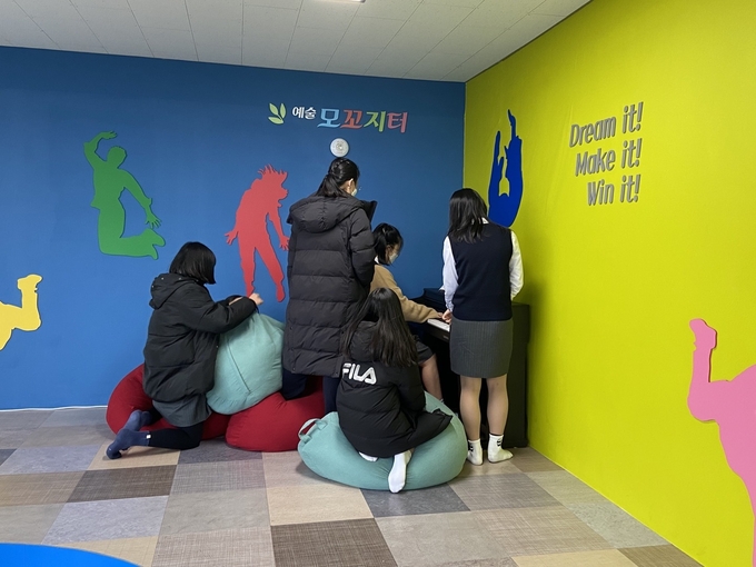  성남중 학생들이 예술 모꼬지터에서 피아노를 치며 휴식을 취하고 있다. (사진=성남중학교 제공)
