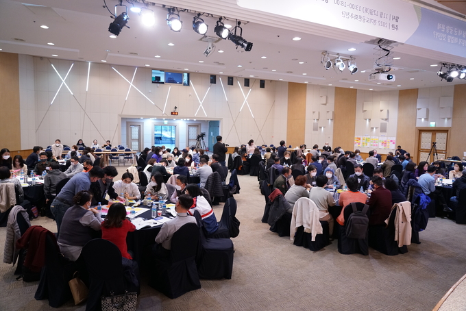 경기도는 지난 12일 경기도경제과학진흥원에서 도민참여단과 함께 도심 내 군 공항 문제 해결을 위한 2차 숙의토론회를 진행했다.
