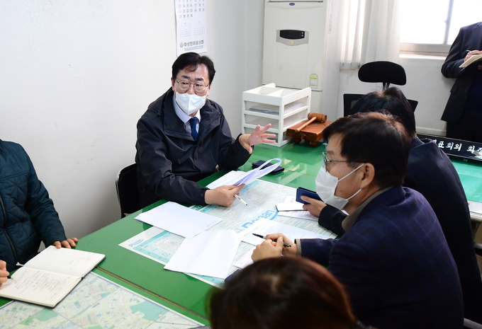  어린이집에서 생후 9개월 된 남자 아이 사망산건 관련 정명근 시장이 긴급회의를 주재하고 재발방지대책을 수립하고 있다.(사진= 화성시 제공)<br>
