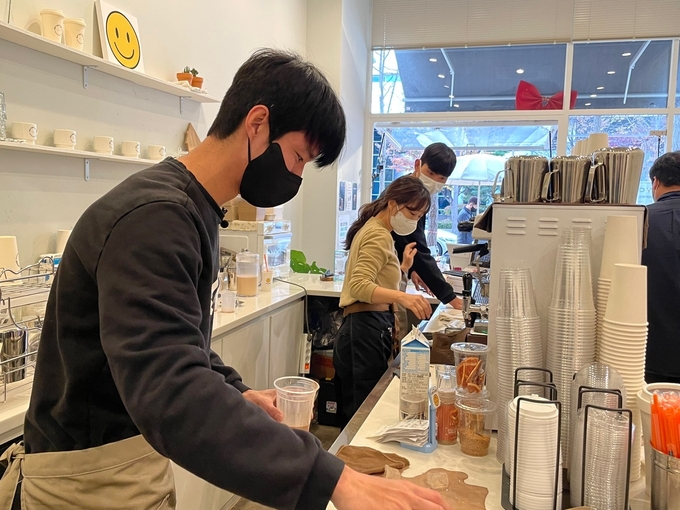 카페 데이오프에서 (사진 왼쪽부터)김민혁(MF), 카페 데이오프 사장 박세아, 조성욱 선수가 일일체험을 하고 있다. (사진=성남FC제공)
