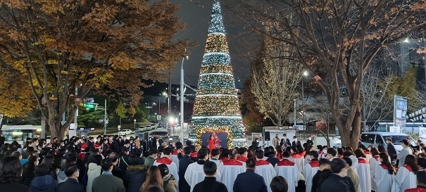 군포시기독교연합회는 NGO의 복지사업을 소개하는 나눔사랑엑스포 폐막행사로 지난 13일 오후 5시 점등식을 가졌다.(사진=군포시기독교연합회 제공)