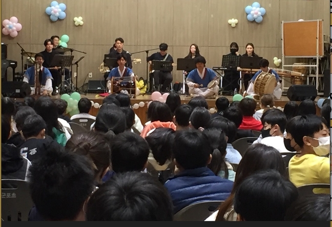 군포초등학교 학생들이 지난 11일 군포초 체육관에서 신나는예술여행 퓨전국악 콘서트를 관람을 하고 있다.(사진=군포초 제공)