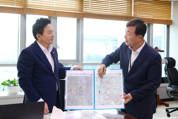김성제 의왕시장이 국토교통부를 방문, 원희룡 장관에게 지역 현안에 대해 설명하고 있다.(사진=의왕시 제공)