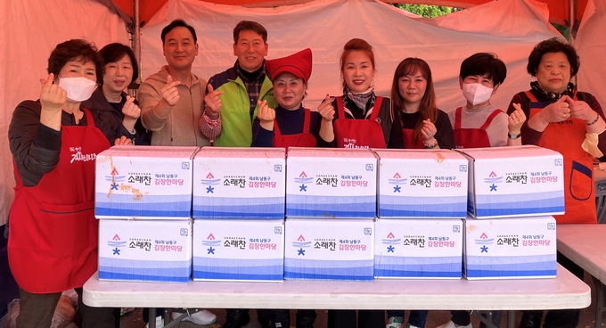 지난 12일 인천 남동구 ‘제4회 소래찬 김장한마당’에 참여한 여성단체협의회 회원들이 김장김치를 시설에 전달하기 전 기념사진을 촬영하고 있다. ( 사진 = 남동구 제공 )