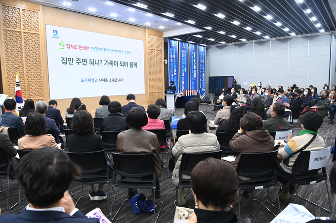 11일 시청 중회의실에서 열린 ‘2022 수원시 협치 정책 축제’에서 협치정책을 발표하고 있는 모습. (사진=수원특례시 제공)