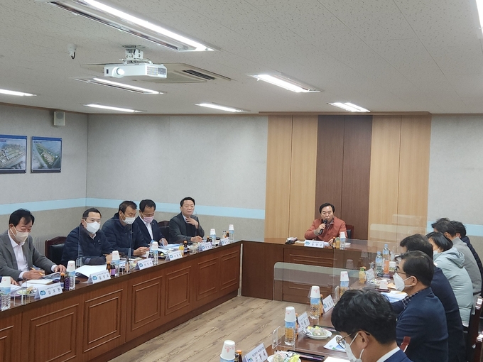 경기도의회 농정해양위원회가 14일 경기평택항만공사와 에코팜랜드 조성 현장을 방문했다. (사진=경기도의회 제공)