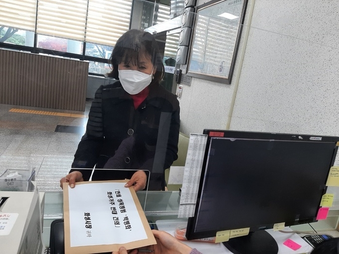 화성시여성단체협의회가 14일 오후 연쇄 성폭행범의 퇴거를 촉구하는 건의문을 시에 전달했다.(사진제공/화성시)
