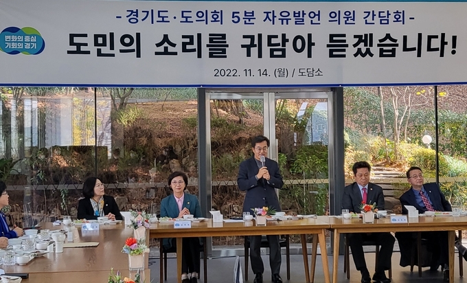 14일 수원시 팔달구 도담소에서 열린 경기도·도의회 5분 자유발언 의원 간담회에서 김동연 경기도지사가 인사말을 하고 있다. (사진=김혜진 기자)