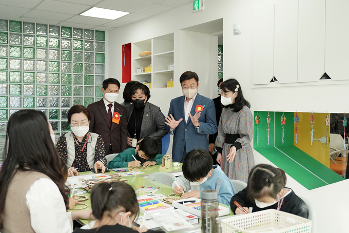 신상진 시장과 신승균 교육장이 오리초 학교돌봄센터를 둘러보고 있다. (사진=성남시 제공)
