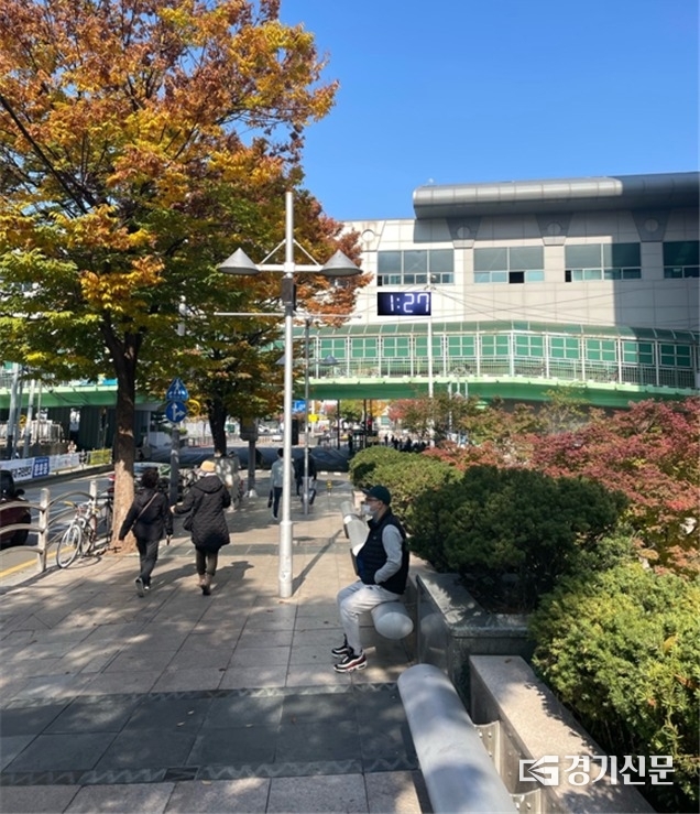 구리시는 지난 10월 이태원 참사와 관련해 구리역 등 다중밀집 시설에 대한 안전대책을 강화해 사고 예방에 주력하고 있다. 구리역 외부 LED시계를 설치로 시민편익 향상 기대하고 있다.(사진=구리시 제공)