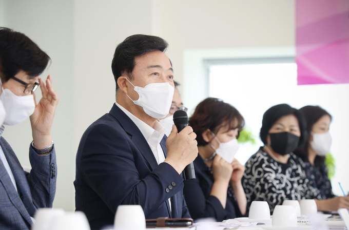 김성제 의왕시장이 2022년 초등학교장과의 간담회를 진행하고 있다.(사진=의왕시 제공)<br>
<br>
