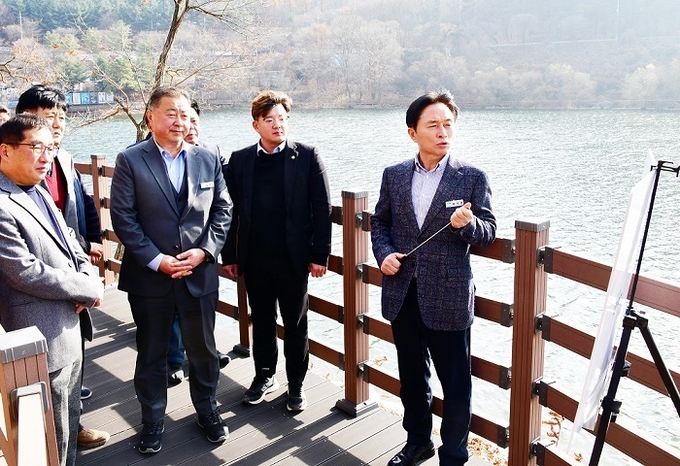 김경일 파주시장(중앙)이 직원들과 함께 현장점검을 하고 있다.(사진=파주시 제공)
