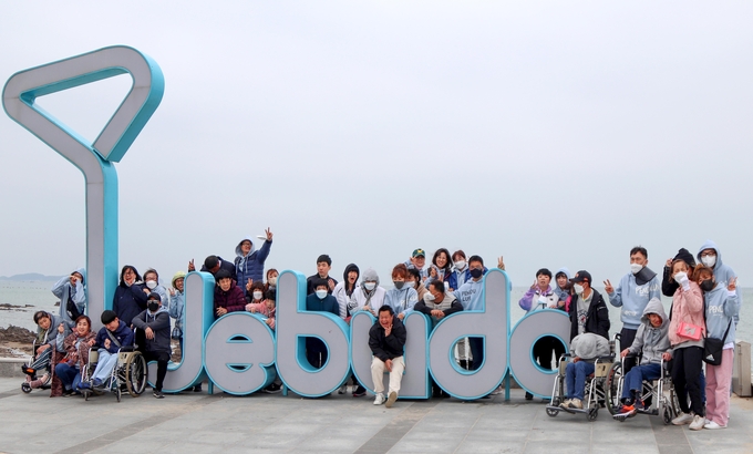 용인특례시는 지역내 장애인거주시설 8곳에 코로나 블루 치유를 위해 다양한 외부활동을 할 수 있도록 ‘사계만끽’ 사업을 지원했다.(사진=용인시 제공)