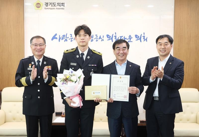 염 의장은 지난 14일 의장 접견실에서 연천 전곡119안전센터 소속 김신영 소방사에 화재진압 유공자 표창을 수여했다. (사진=경기도의회 제공)
