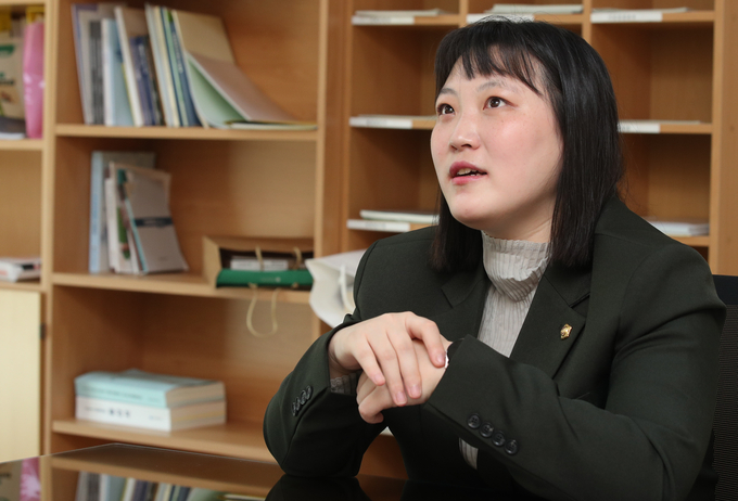  인천시의회 의원실에서 진행한 경기신문과이 인터뷰에서 이단비 의원이 대답하고 있다. ( 사진 = 인천시의회 제공 )
