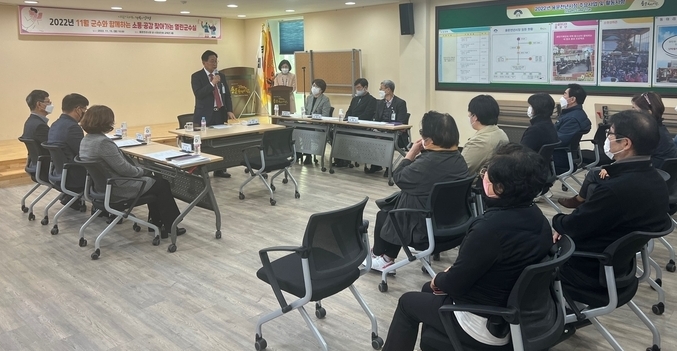 전진선 양평군수가 지난 15일 용문천년시장 내 시장 상인회 3층 교육관에서 11월 소통·공감 찾아가는 열린 군수실을 개최했다.(사진=양평군 제공)