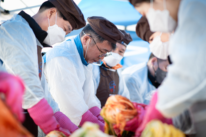 김장을 담그고 있는 김종필 인천시설공단 이사장 ( 사진 = 인천시설공단 제공 )