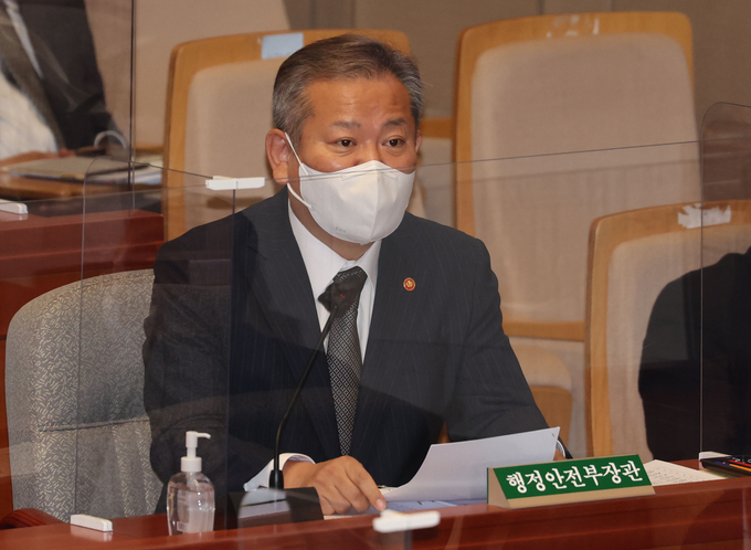 이상민 행정안전부 장관이 14일 오전 서울 여의도 국회에서 열린 예산결산특별위원회 전체회의에서 의원 질의에 답변하고 있다. (사진=연합뉴스)