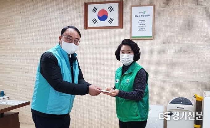 국민건강보험공단 남양주가평지사는 14일 김장에 쓰일 후원금을 다산2동 새마을부녀회에 전달햤다.(사진=남양주시 제공)