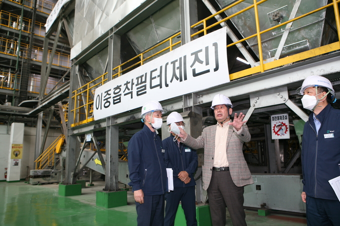 시설물 점검을 하고 있는 최계운 인천환경공단 이사장. ( 사진 = 인천환경공단 제공 )