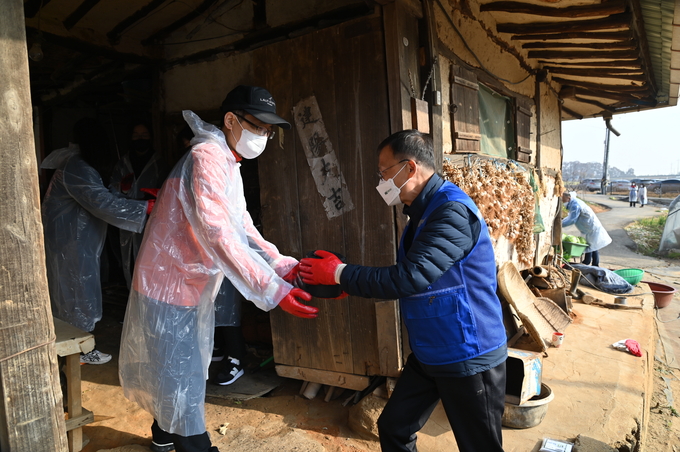 김근영 화성도시공사 사장이 사랑의 연탄나눔 봉사활동을 하고 있다(사진제공/화성도시공사)“