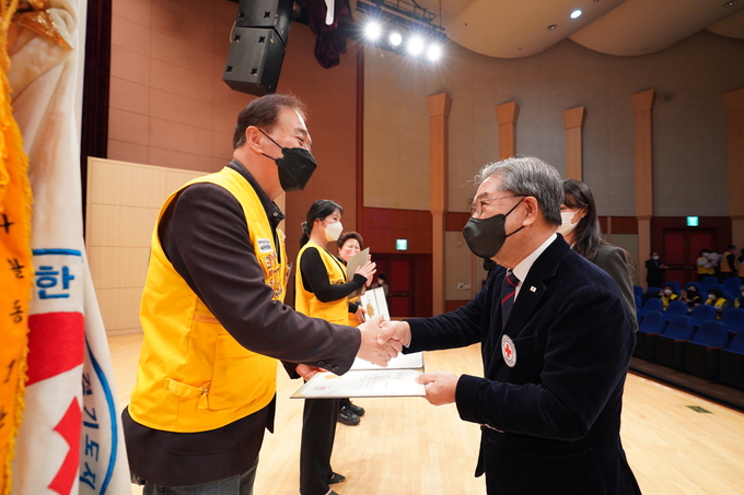 대한적십자사 경기도지사가 15일 경기도경제과학진흥원 경기홀에서 2022년도 연차대회를 열었다. 사진 오른쪽이 이재정 대한적십자사 경기도지사 회장. (사진=대한적십자사 경기도지사 제공)