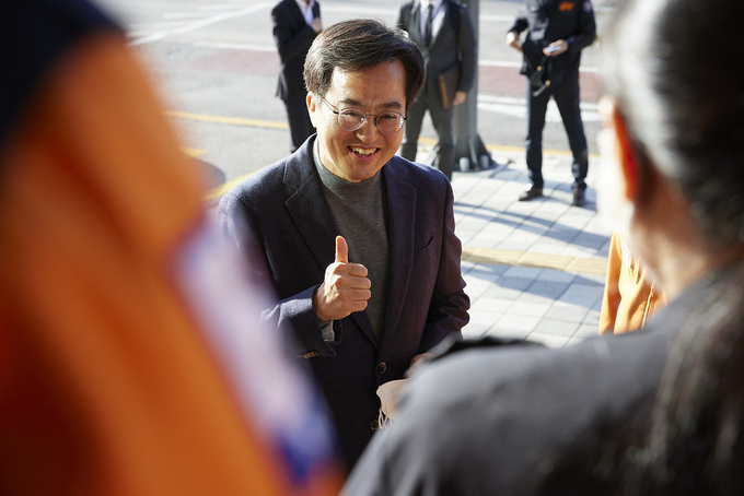 지난 14일 오후 김동연 경기도지사가 안전 관련 기관(경찰·소방·도시안전통합센터) 현장 방문으로 수원남부소방서 남부119안전센터를 찾아 현장출동 소방 및 구급대원들을 격려하고 있다. (사진=경기도 제공)