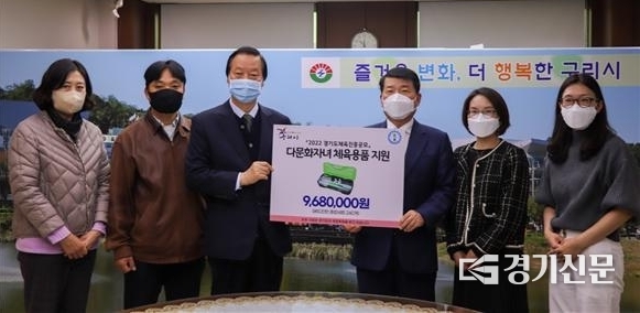 구리시체육회가 다문화가정 생활체육지원을 위해 마련한 배드민턴종합세트를 시청민원실에서 구리시장에게 전달하고 있다.(사진=구리시 제공)